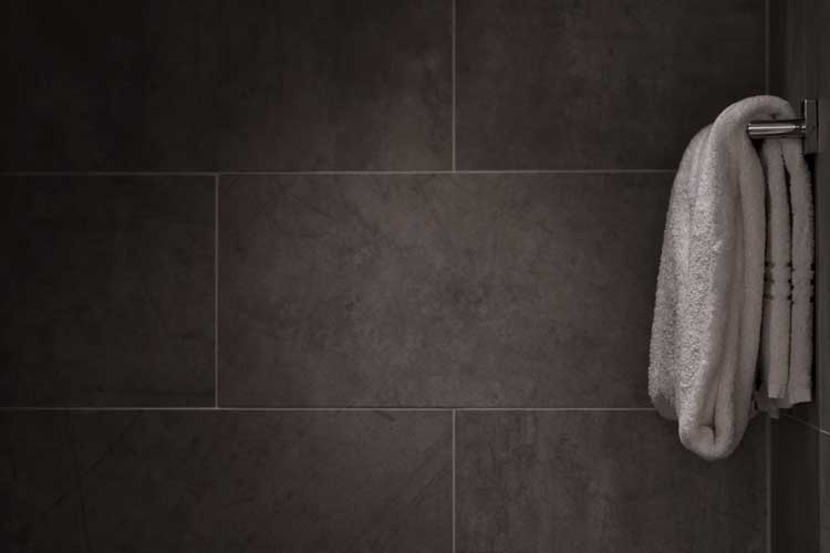 Bild zeigt Handtuch in Duschkabine