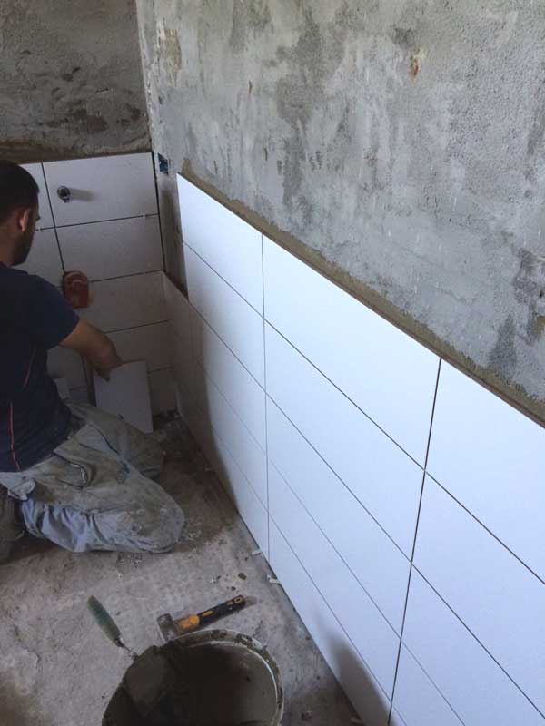 Fliesenleger bei der Arbeit   